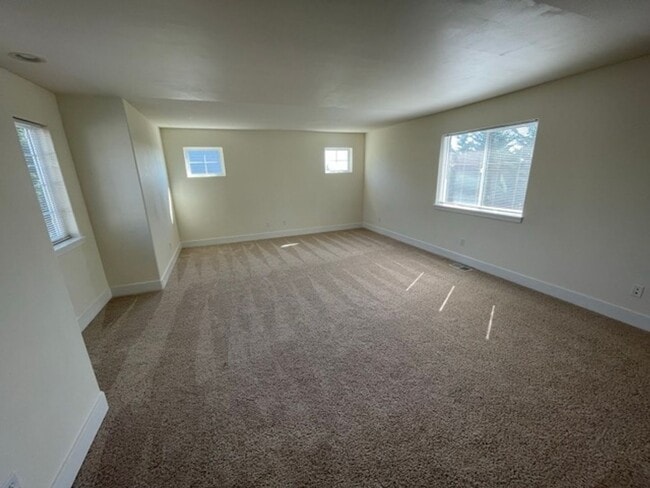 Building Photo - Extremely Spacious 5BD/3BTH Home For Lease...