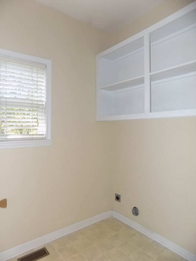 Building Photo - Earlewood-Offering Self Guided Tour with R...