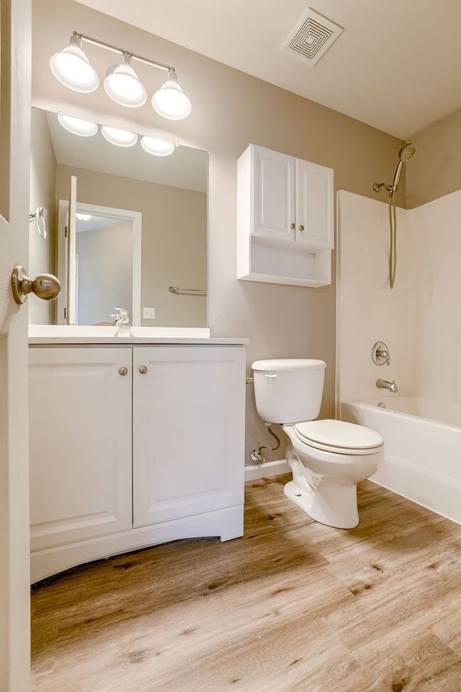 Building Photo - Charming Multi-Level Near Parks and Lakes!!