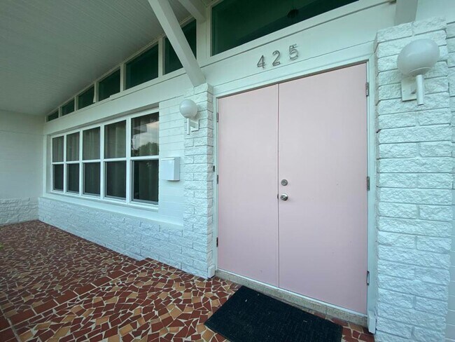 Building Photo - Beautiful 3/2 on Riverside Dr.