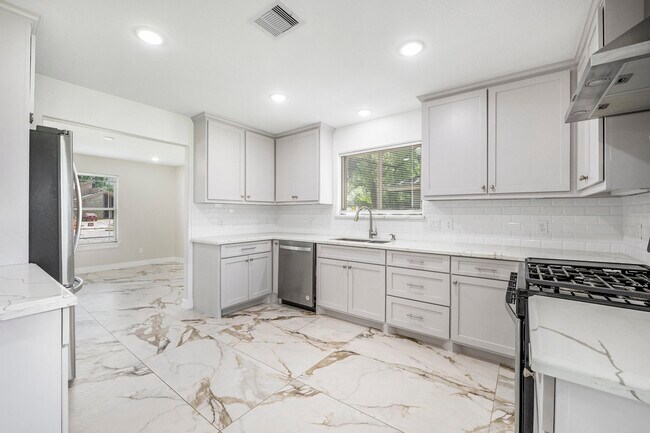 Building Photo - 7711 Antoine Dr