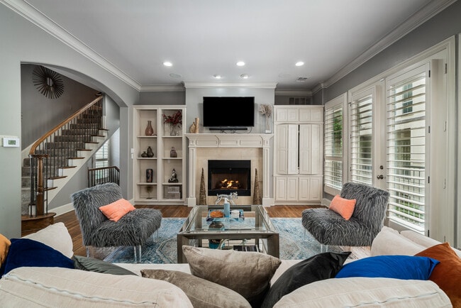 living w/gas fireplace - 4003 Wycliff Ave