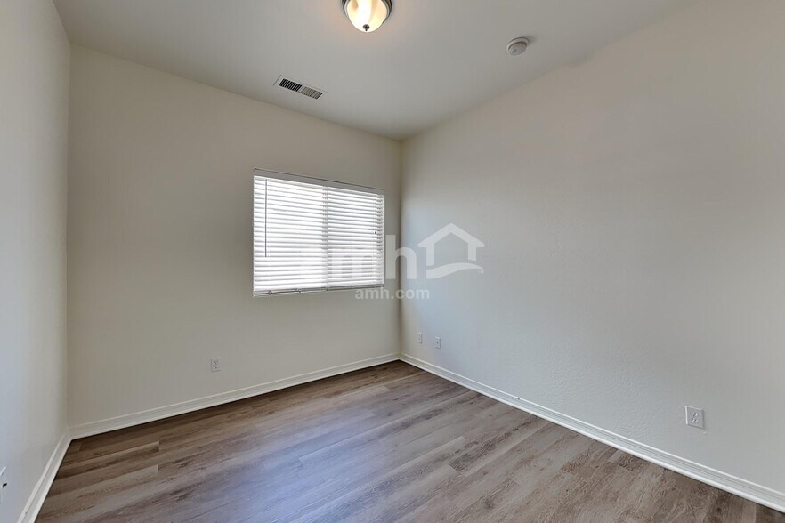 Building Photo - 18641 W Mission Ln