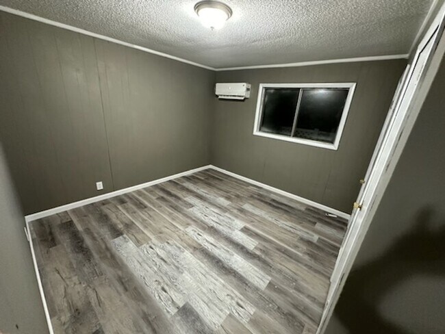 Building Photo - 4-Bedroom/1 Bath Home for Rent – $1,200/month – Columbus, KS