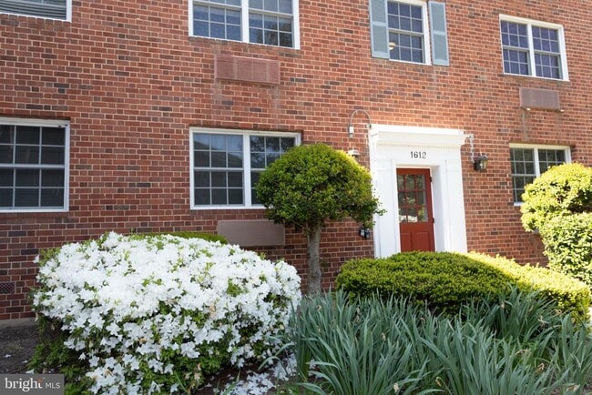 Building Photo - 1612 W Abingdon Dr
