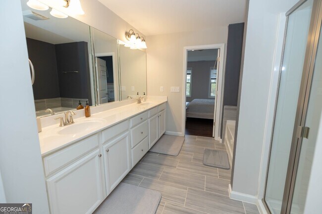 Building Photo - 7245 Heritage Oak Ct