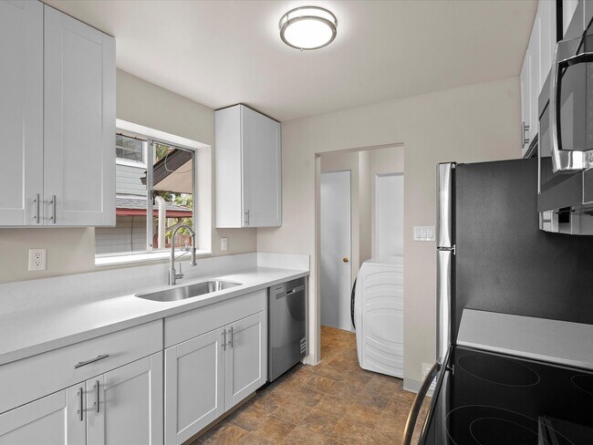 Building Photo - Move In Ready Midtown Dream Home