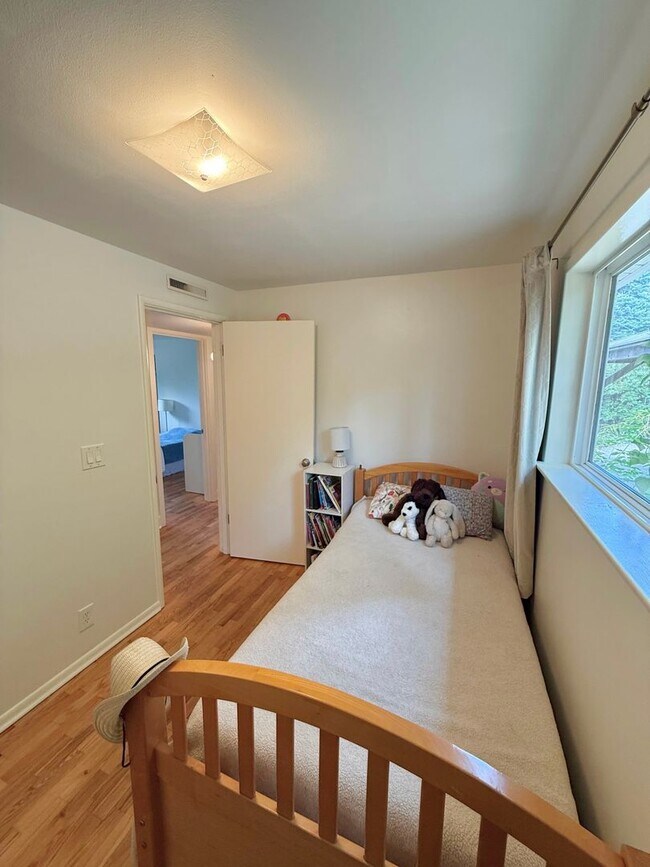 Building Photo - 3 BR West Seattle Home – Cozy and Convenie...