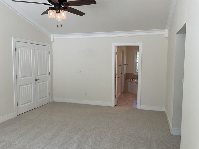 Building Photo - 4 Bedroom 2.5 Bathroom located in Old Mill...