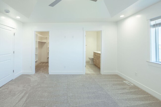 Building Photo - 5 BED 3 BATH HOME IN IDAHO FALLS WITH 2 STALL GARAGE, AC, FENCED YARD
