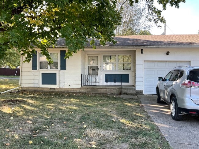 Primary Photo - 402 E Jefferson St