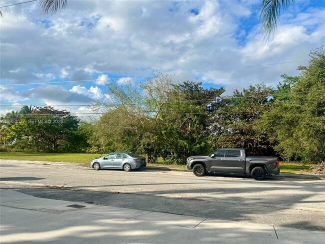 Building Photo - 3532 Thomas Ave