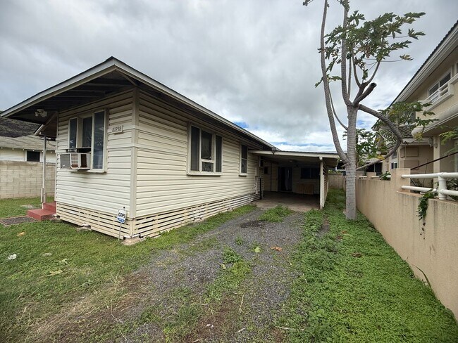 Building Photo - 3 bdrm, 2 bath with a private yard