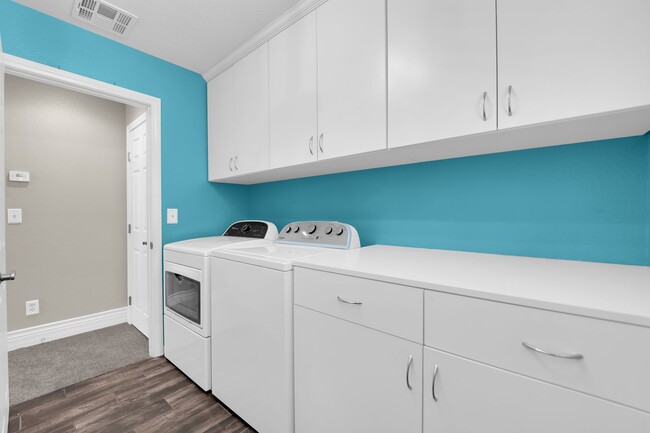Building Photo - Beautiful Two bedroom 2 1/2 bath
