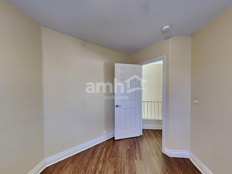 Building Photo - 203 Mariposa Way