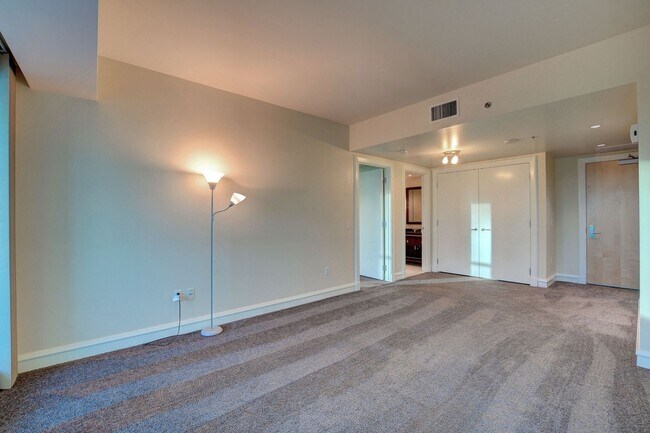 Building Photo - Sky 607-Stunning 2Bd/2Ba Residence