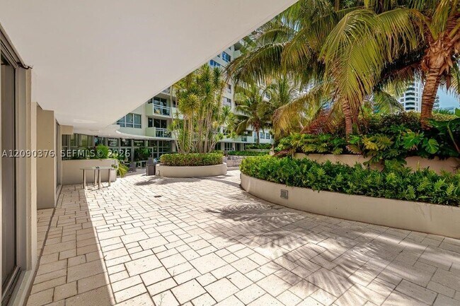 Building Photo - 1500 Bay Dr E