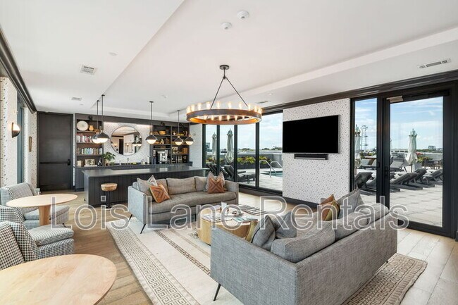 Building Photo - 5 Gadsdenboro St