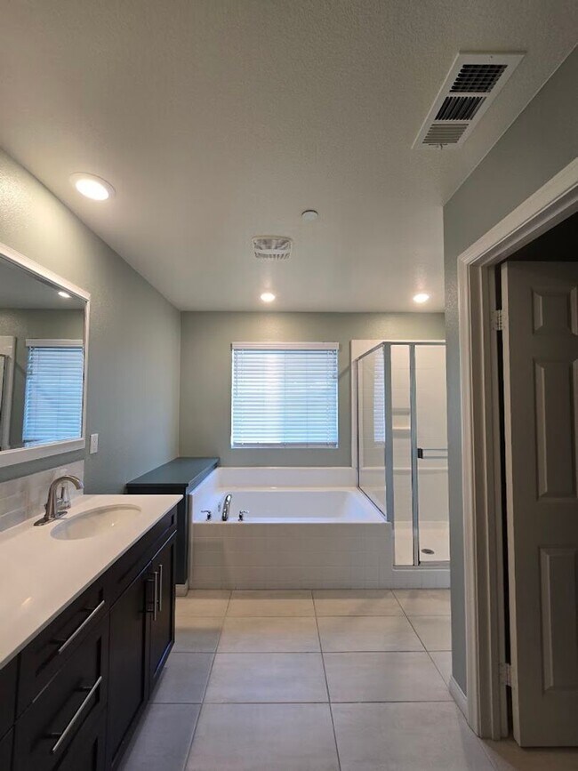 Building Photo - 3-Bedroom Home in Gated Community with Mod...