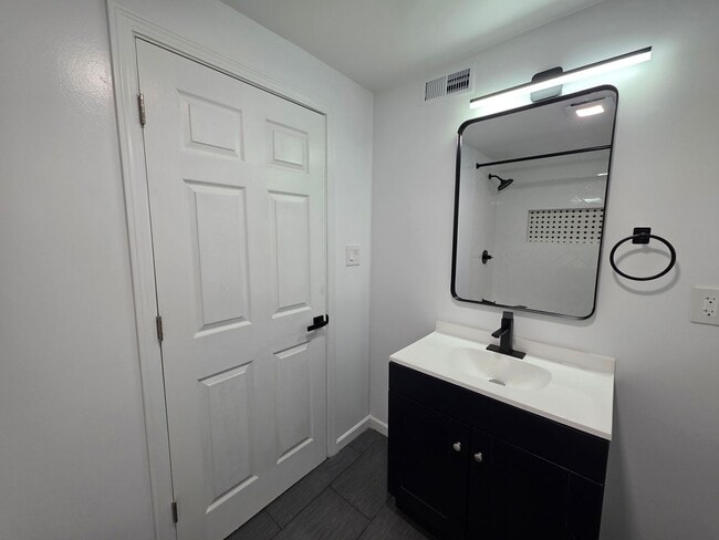 Building Photo - Fully Rehabbed 3 bedroom 2 bathroom house for rent!