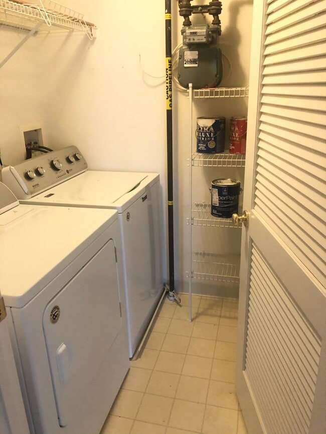 Building Photo - Bright Condo in Convenient Location