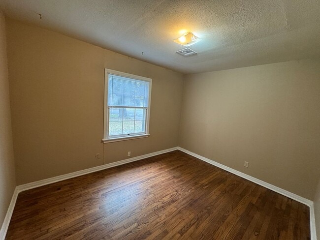 Building Photo - 3 bed 1 bath in Norman!