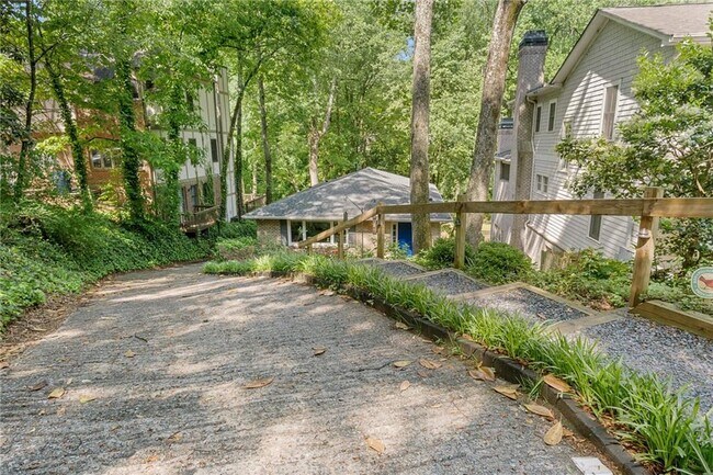 Building Photo - 486 Lakeshore Dr NE
