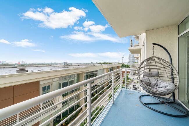 Building Photo - 3256 NE 1st Ave