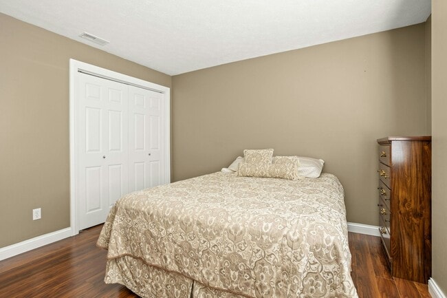 Building Photo - 4530 Village Ct