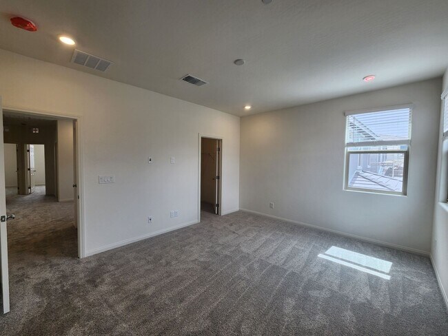 Building Photo - WOW Four Bedroom in North Summerlin!