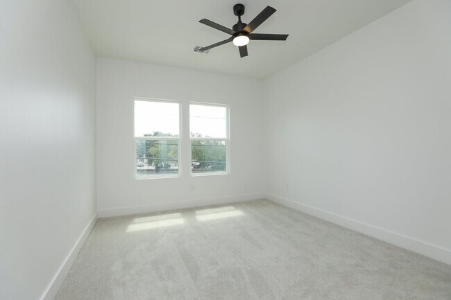 Building Photo - For Lease | 4 Bed, 2.5 Bath | 1,450 Sq Ft |
