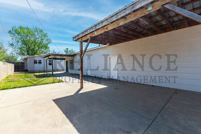 Building Photo - 607 N Doris St