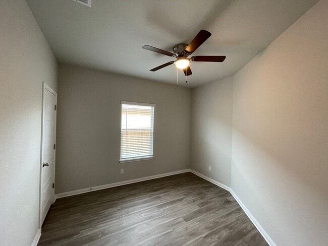 Building Photo - Luxury 3/2 duplex in NBTX