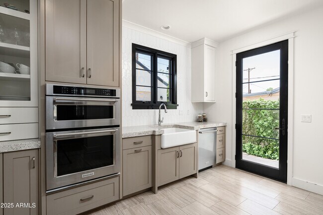 Building Photo - 4901 E Amelia Ave