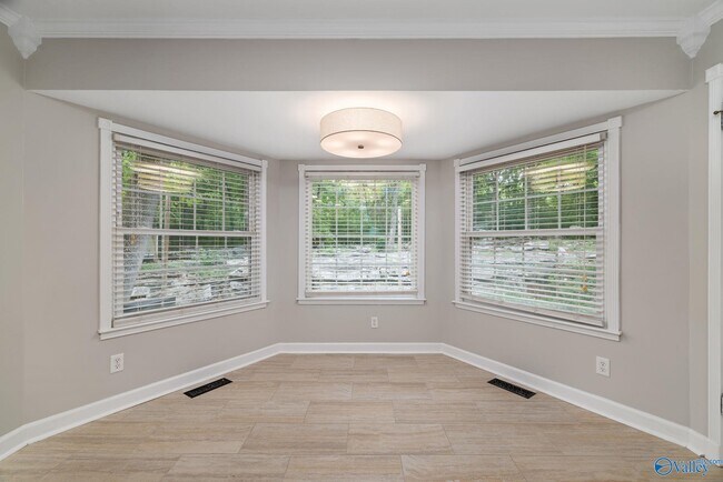 Building Photo - 820 Tannahill Dr SE