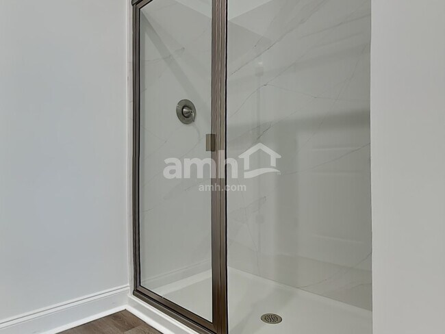 Building Photo - 547 Armstrong Curv