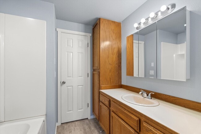 Building Photo - 3 Bed 2 Bath Fully Fenced Split Level Lake...