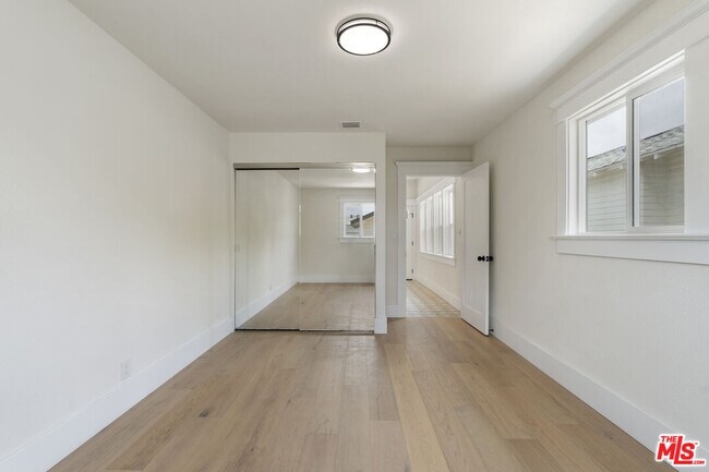 Building Photo - 1828 W 41st Pl