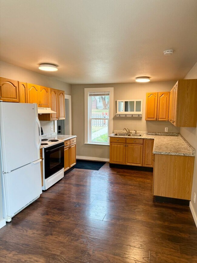Building Photo - Spacious 4-Bedroom Cle Elum Home with Air ...