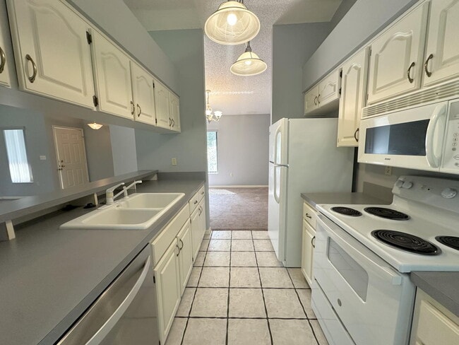 Building Photo - "Charming 2-Bed, 2-Bath Retreat on Apple O...