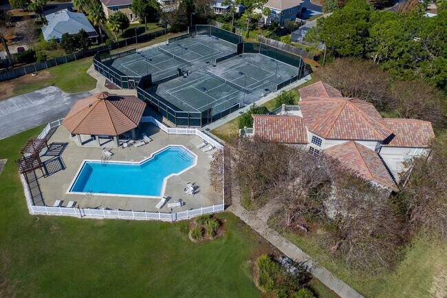 Building Photo - Stunning Furnished 3-Bedroom Golf Course H...
