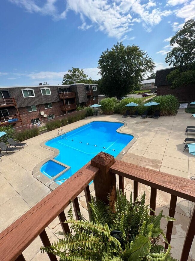 Building Photo - 2 Bedroom with balcony view of the pool