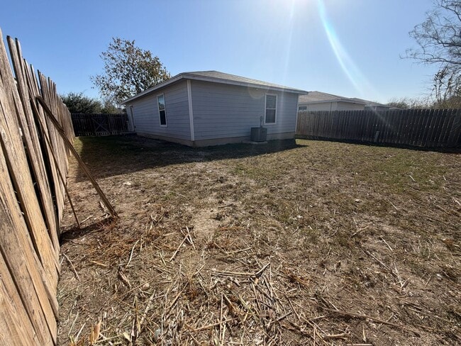 Building Photo - 3 bedroom, 2 bath with no carpet in a cul-de-sac street!