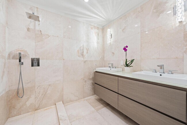 Building Photo - 306 Cordova Rd