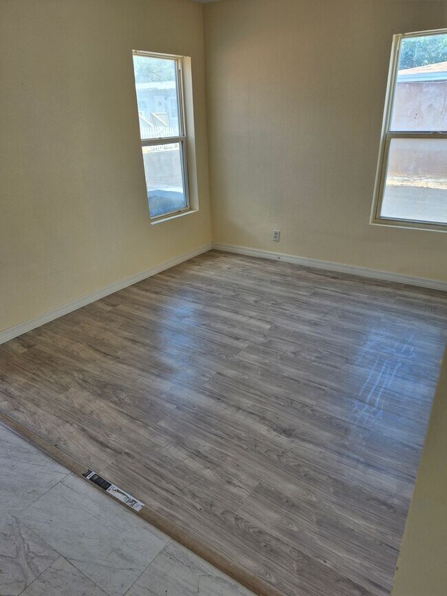 Building Photo - Updated 1 Bedroom Residence Near Downtown St. Pete