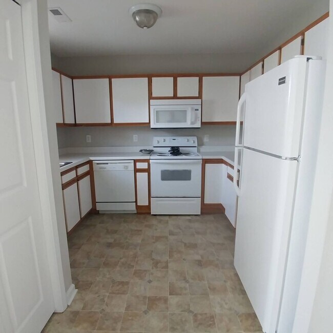 Building Photo - Townhome in Swansboro with 2 Master Suites + Community Pool. Showings Available!