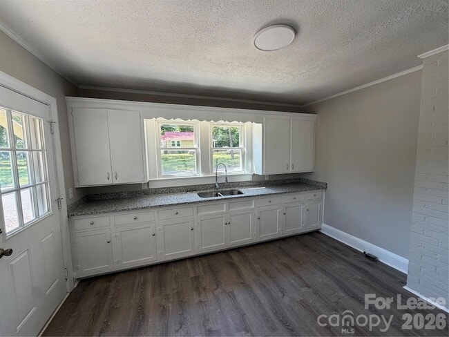 Building Photo - 704 N Miller Ave