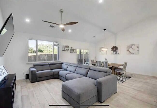 Building Photo - 424 Summit Ridge Dr N