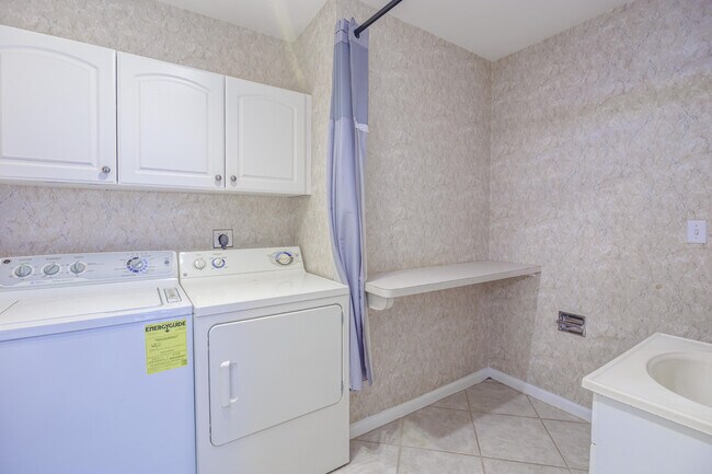 Building Photo - 527 W Jasmine Dr