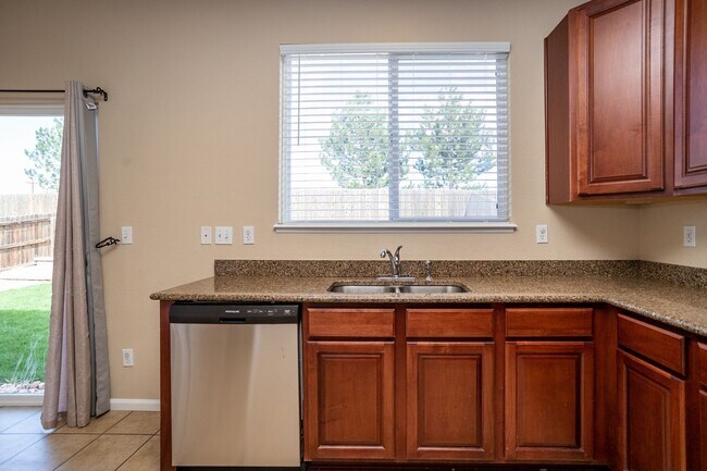 Building Photo - Well Maintained Home in Eastview Estates!
